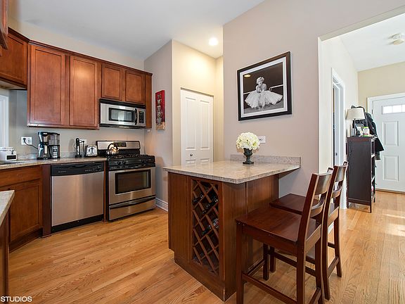 4th image of 3705 N Lakewood Ave APT 3R