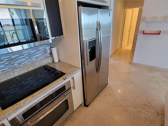 5th image of 601 NE 36th St APT 2108