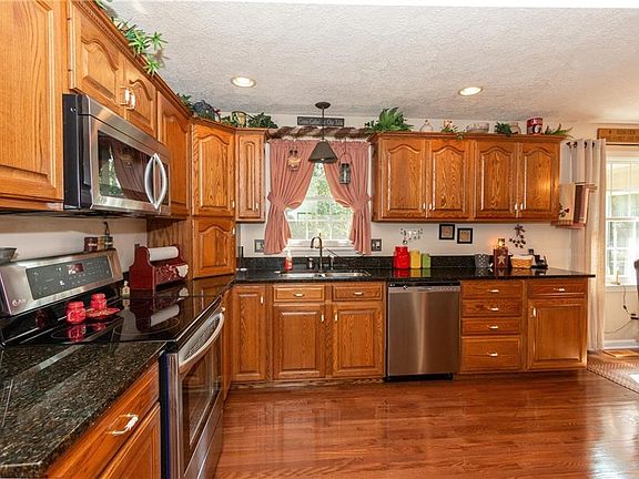 4th image of 19 Woodstock Dr