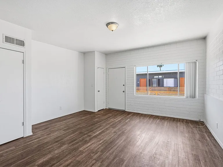 Alvernon811-835 — Photo 30