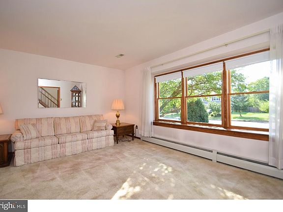3rd image of 1025 Surrey Ln
