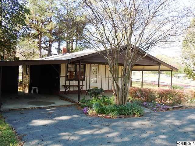 2nd image of 749 Sunderland Rd