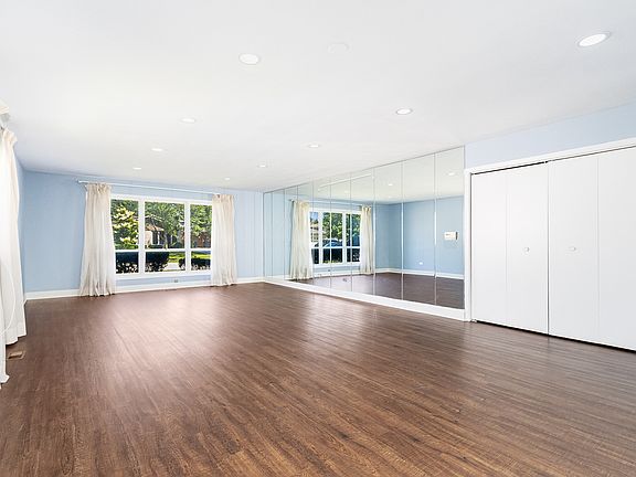5th image of 300 E Yorkfield Ave