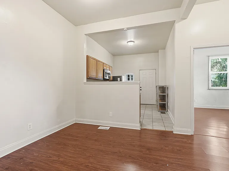 309 W 41st St #B — Photo 7