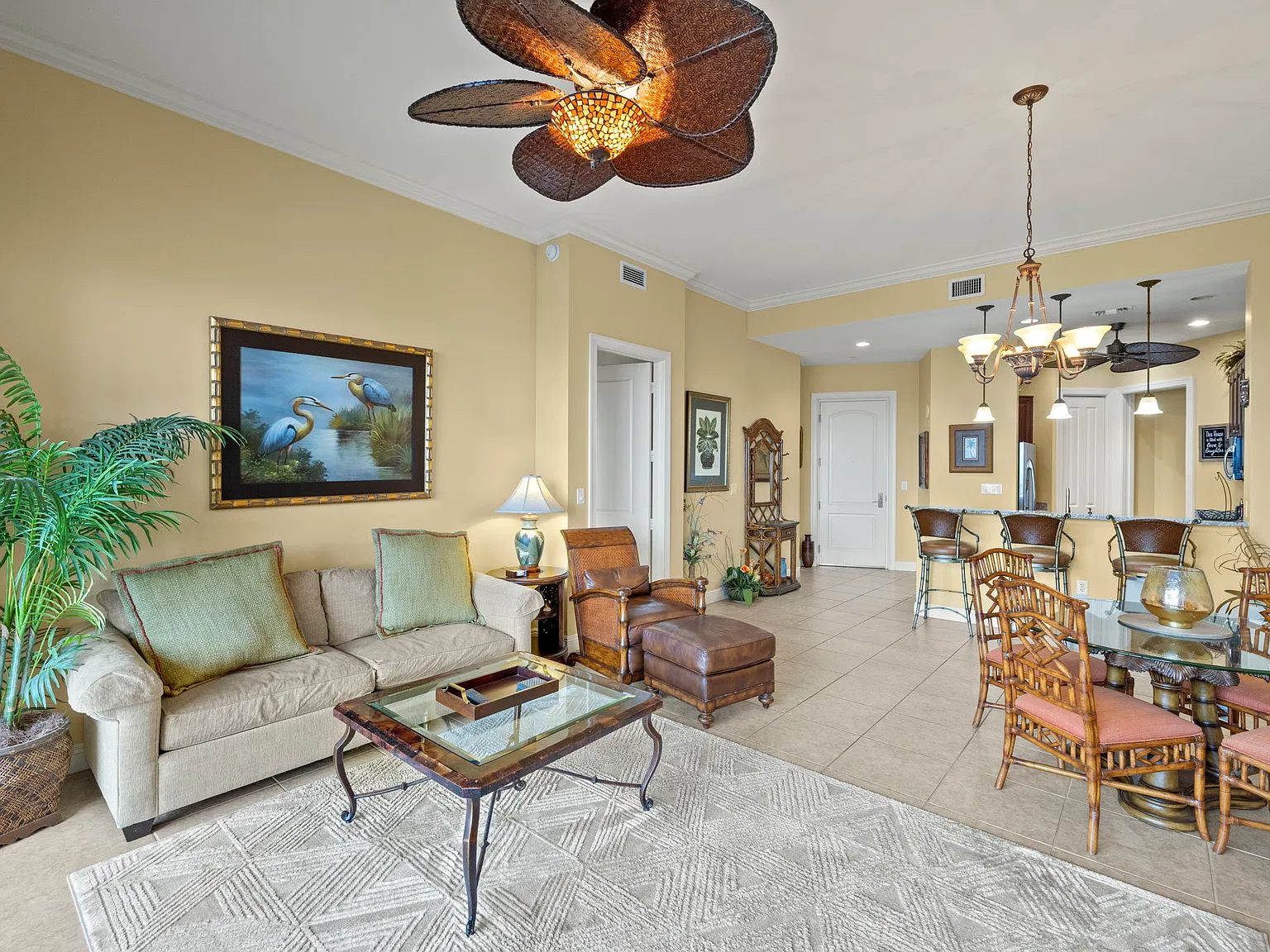 Unfurnished Penthouse Suite 2 bed 2 bath 2 Garage reserved Parking — Photo 3