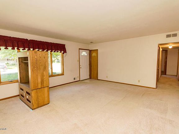 3rd image of 170 Timberwood Ln
