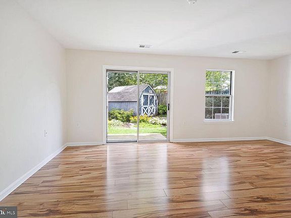 5th image of 464 Thistle Pl
