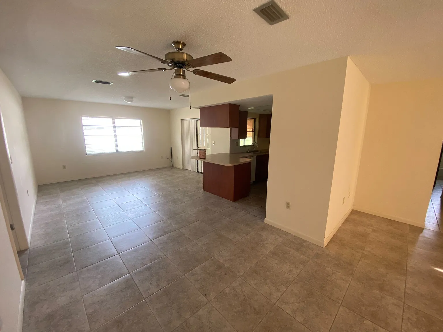 1332 Bentley Ave — Photo 2