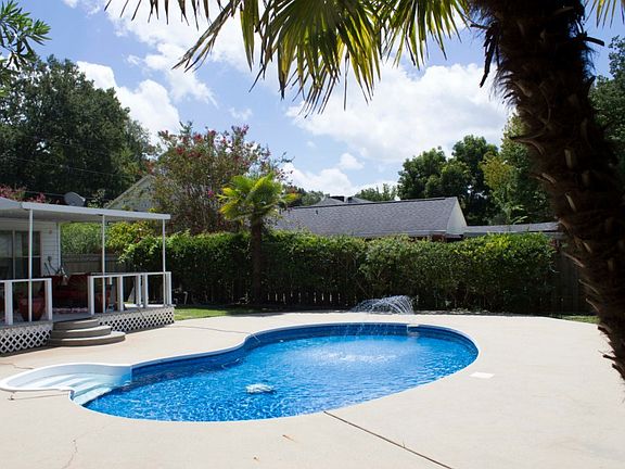 3rd image of 313 Timberwood Dr