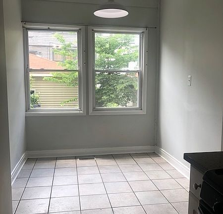 3rd image of 3828 N Kenmore Ave #1F