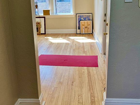 3rd image of 3220 Oak Hill Ave #2S