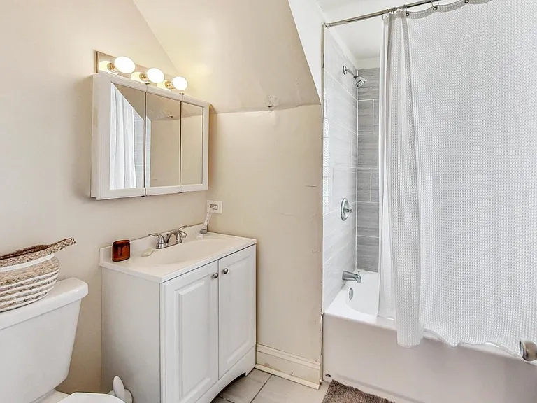 2554 W Winnemac Ave #3 — Photo 3