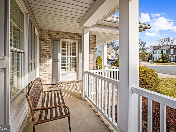 4th image of 10 Symphony Woods Ct