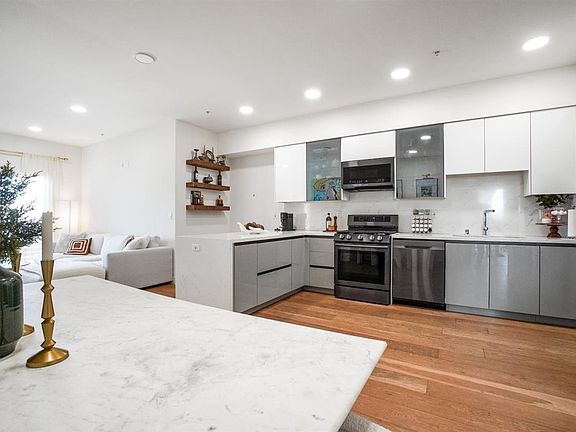 4th image of 820 S Wilton Pl Unit 401-1
