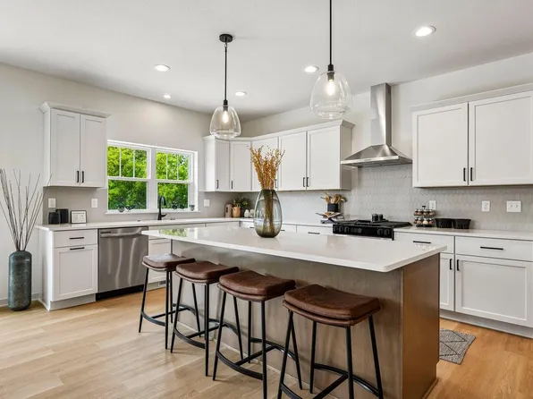 W254N5593 Crescent Hill Dr, Sussex, WI 53089