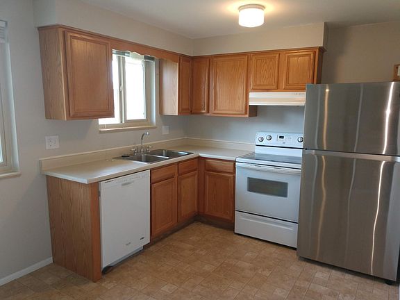 Eat in kitchen. Newer appliances.