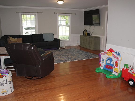 5th image of 204 Erwin Dr