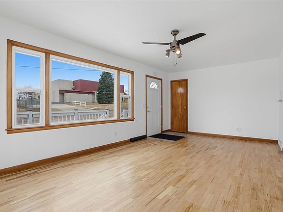 4th image of 208 W Clark St