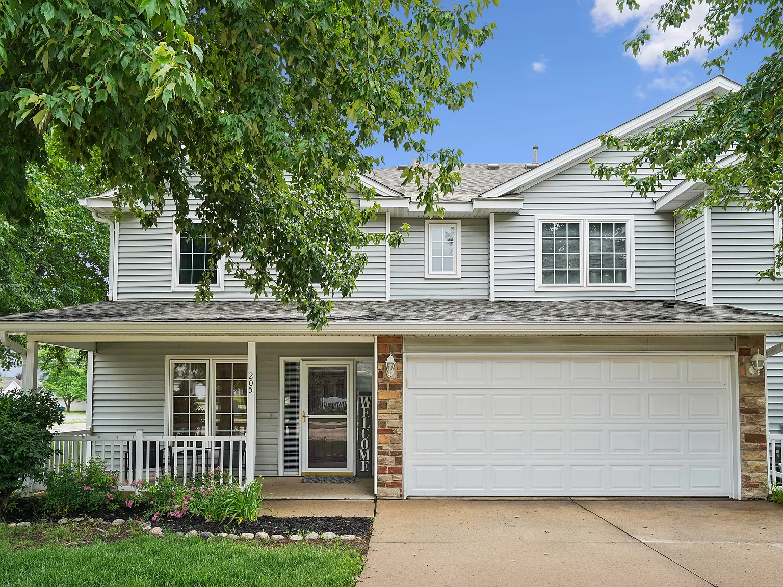2 bed, 2.5 bath, 1385 sqft, $1,595 — Photo 1