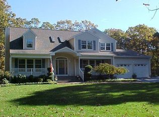 3 Holly Ct, Center Moriches, NY 11934