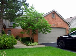 962 Ridge Ct, Brighton, MI 48116