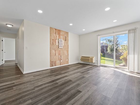 4th image of 900 N Lakeside Dr APT 1A