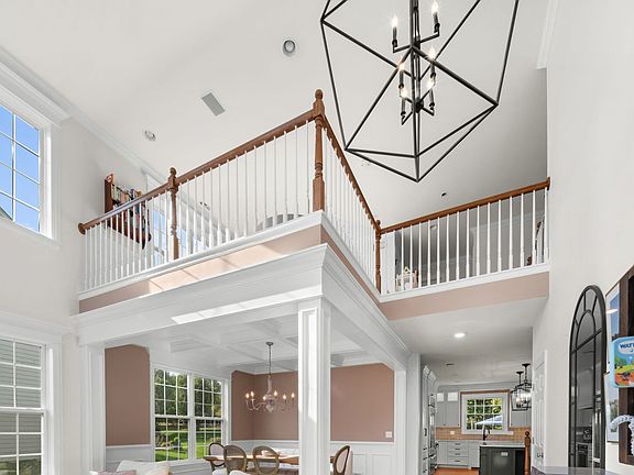 5th image of 308 Comstock Dr