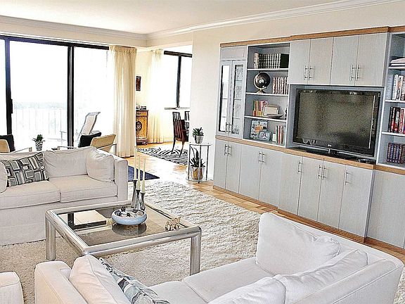 4th image of 26910 Grand Central Pkwy APT 22K