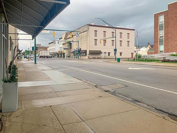 5th image of 207 N Main St