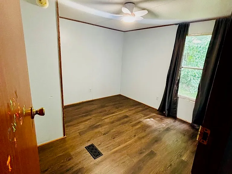 911 Lampton Ln — Photo 14