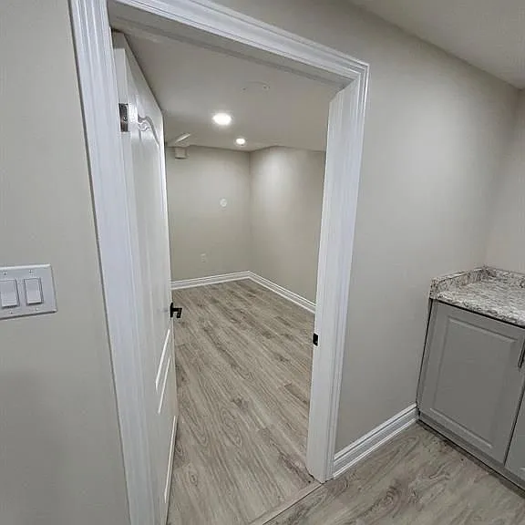3574 Ash Row Cres #LOWER — Photo 9