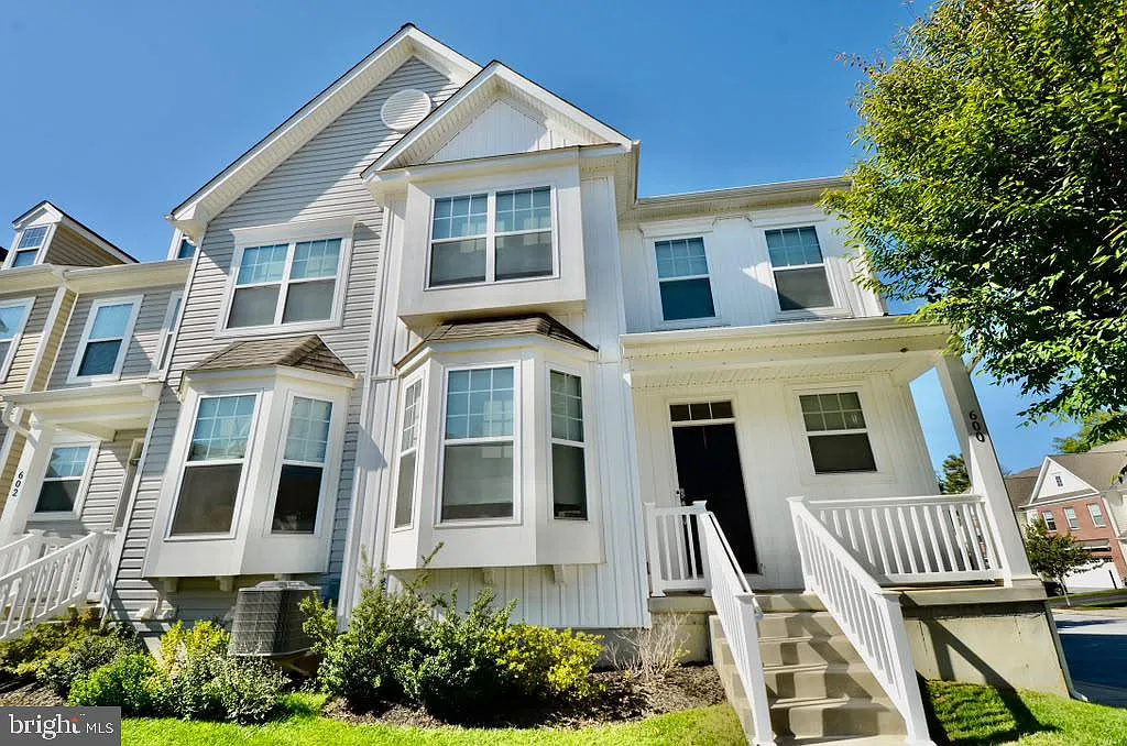 3 bed, 3.5 bath, 2760 sqft, $3,250 — Photo 1