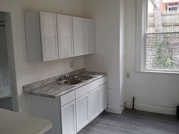 3rd image of 2366 Flora St #1