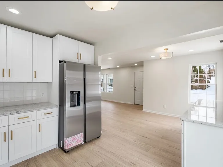 1221 Whispering Hills Dr — Photo 2