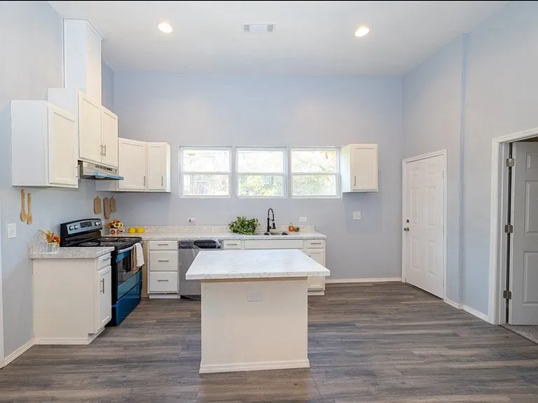 2113 Summerville Rd #1 — Photo 6