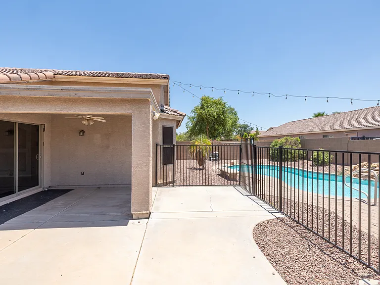 2541 E Silversmith Trl — Photo 33