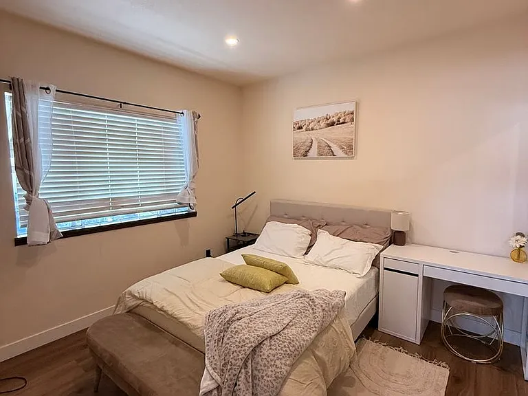 3625 Lyon Ave — Photo 5