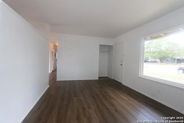3 bed, 1.0 bath, 968 sqft, $1,100 — Photo 3