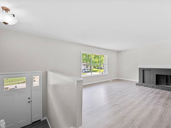 5th image of 412 Sorrento Dr