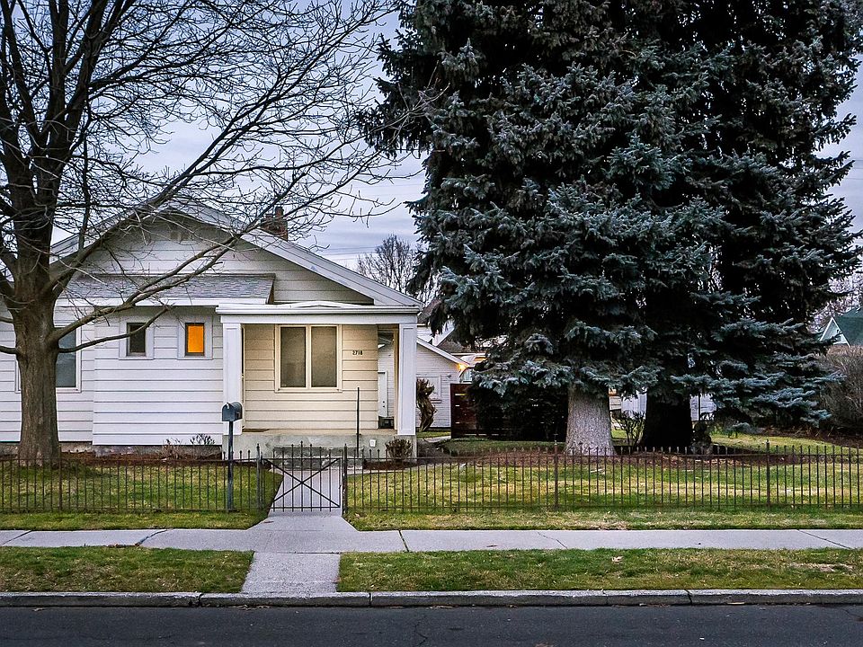 Front of house with large double lot