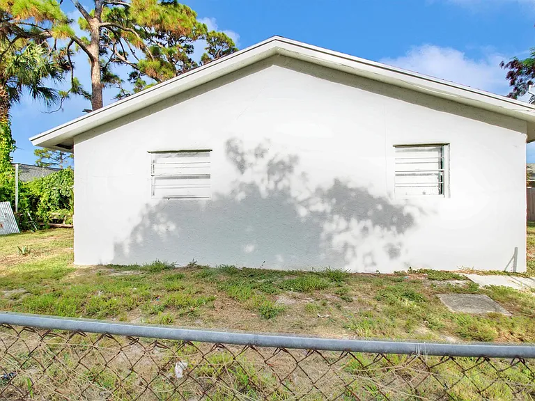 3040 Martin Ave — Photo 3