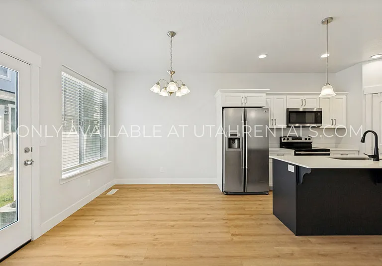 4237 W 2010 N — Photo 5