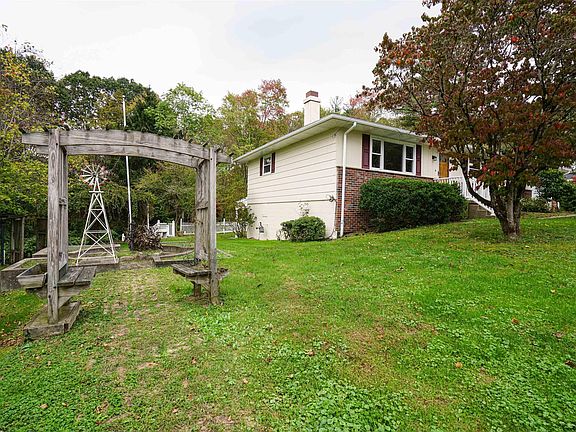 3rd image of 114 Oakwood Dr