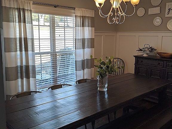 3rd image of 1423 New Holland Cir