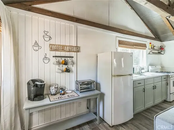 33401 Bluebird Dr, Green Valley Lake, CA 92341