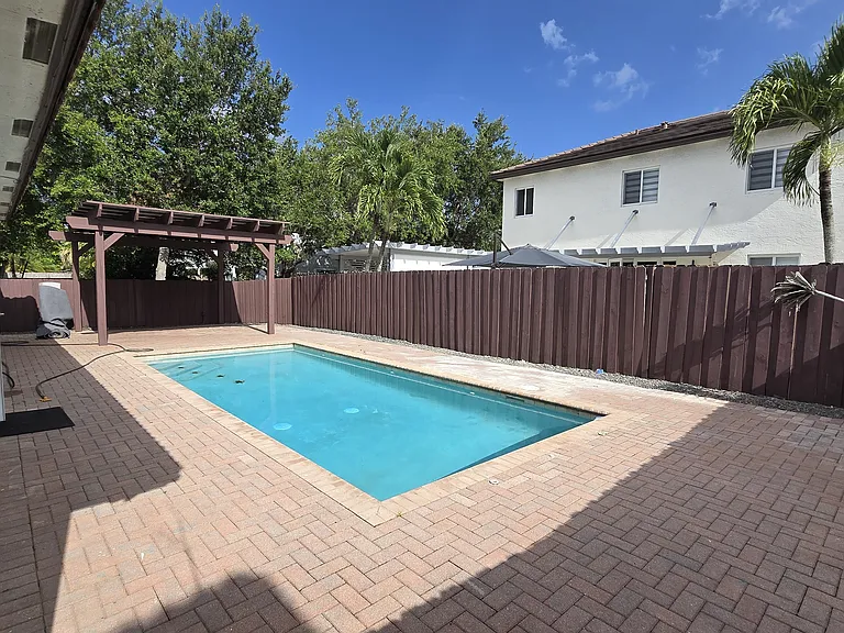 15826 SW 138th Ter — Photo 35