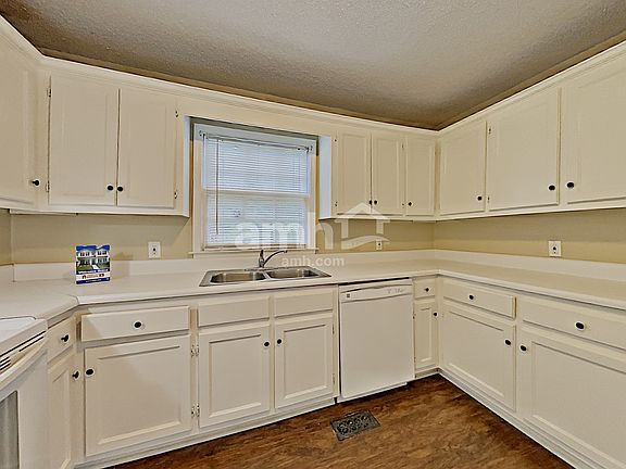 4th image of 1300 Summit Point Ln