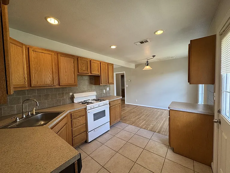 216 Gale St — Photo 4
