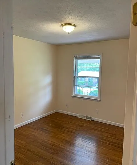 124 Brookview Dr — Photo 5