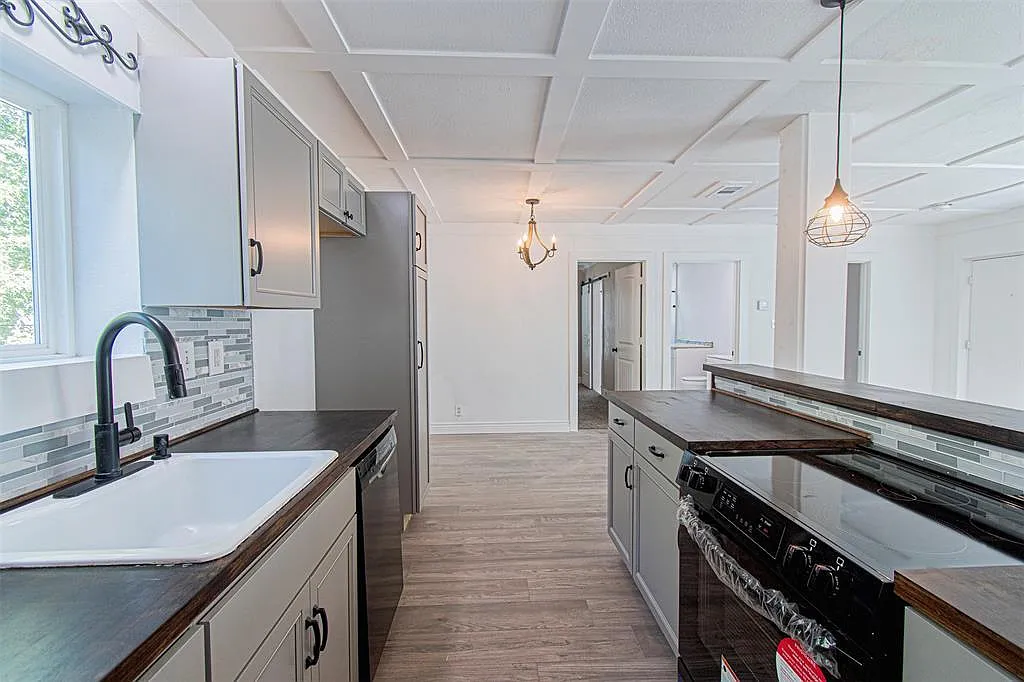 3 bed, 1095 sqft, $1,890 — Photo 1